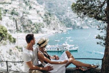 Eşlerin İtalya, Positano denizde dinleniyor. Balayı. Aşk hikayesi