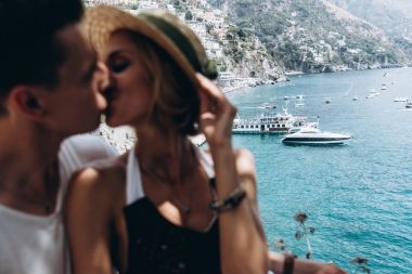 Eşlerin İtalya, Positano denizde dinleniyor. Balayı. Aşk hikayesi