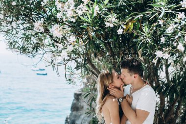 Eşlerin İtalya, Positano denizde dinleniyor. Balayı. Aşk hikayesi