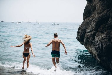 Çift denizde eğleniyorlar. Aşk hikayesi. İtalya