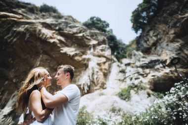 Eşlerin İtalya sokaklarında yürüyor. Balayı. Aşk hikayesi.