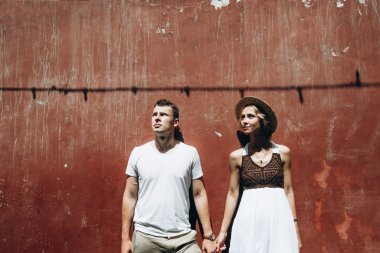 Eşlerin İtalya sokaklarında yürüyor. Balayı. Aşk hikayesi.