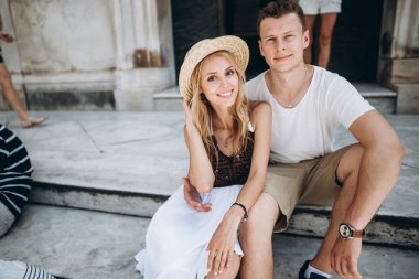 Eşlerin İtalya, Positano denizde dinleniyor. Balayı. Aşk hikayesi