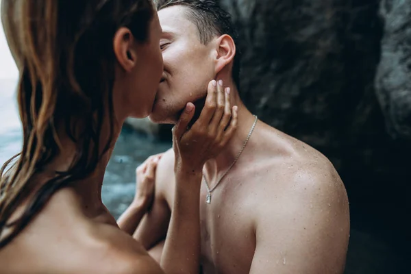 Ein Kerl Und Ein Mädchen Küssen Und Umarmen Sich Meer — Stockfoto