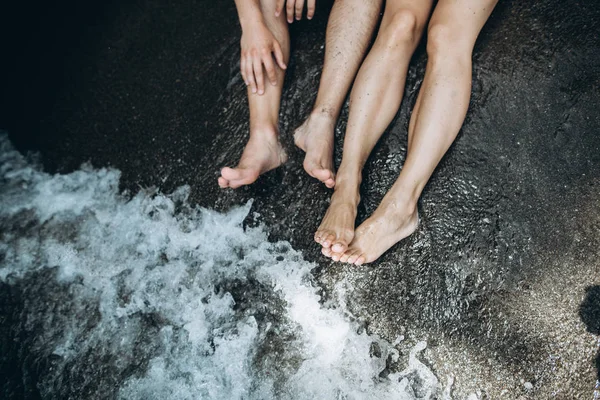Πόδια Του Έναν Άντρα Και Ένα Κορίτσι Στην Άμμο Δίπλα — Φωτογραφία Αρχείου