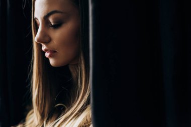 Uzun saçlı güzel bir genç kız yüz profili. Kızı aşağı görünüyor. Metin için yer ile fotoğraf