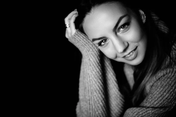 Schwarz Weiß Porträt Eines Schönen Lächelnden Mädchens Mit Niedlichem Gesicht — Stockfoto