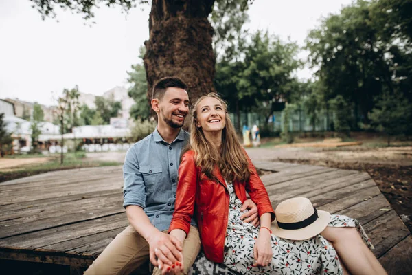 Young Cheerful Guy Girl Spend Time Together Sitting Tree Park — Stock Photo, Image