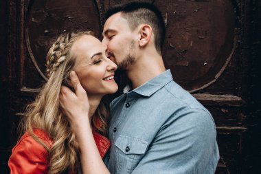 Çekici bir adam öper ve onun sevgili güzel kız ve kadın gülümsüyor sarılarak. Aşk hikayesi