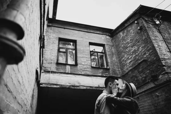 Menina Apaixonadamente Beija Seu Amado Cara Livre Contra Fundo Antigo — Fotografia de Stock