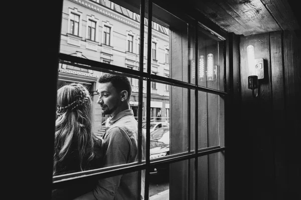 Interesting Black White Photo Which Couple Love Stands Outdoors Window — Stock Photo, Image