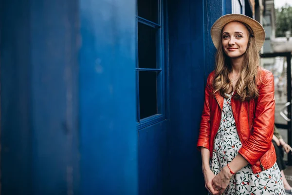 Portrait Attrayant Une Belle Jeune Fille Chapeau Veste Rouge Près — Photo