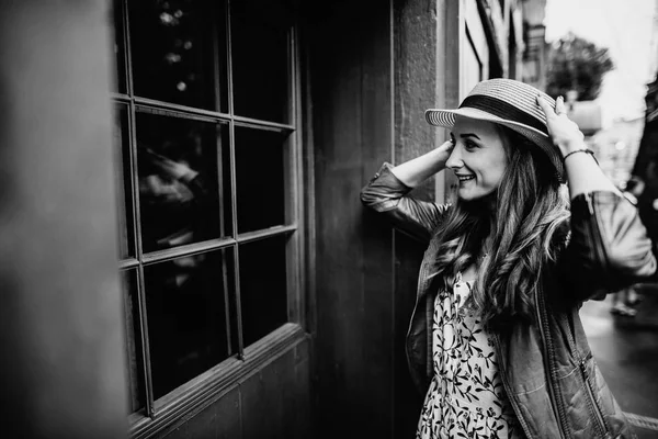 Une Jeune Fille Souriante Joyeuse Dans Chapeau Tient Dans Rue — Photo
