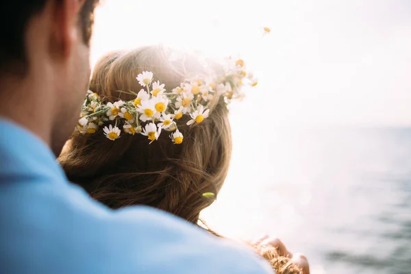 特写照片 一个男人和一个女孩站在他们的背上相机和欣赏大海 女孩的头上有一束花花环 — 图库照片