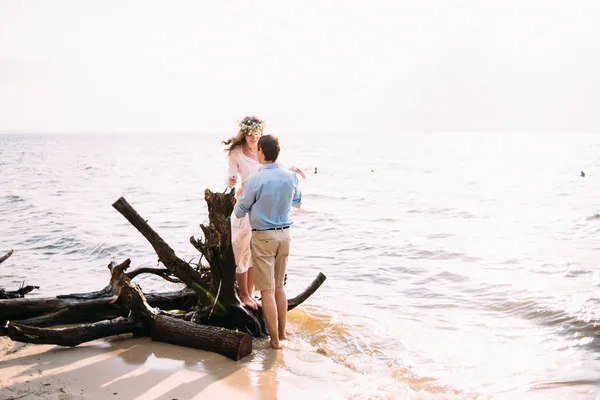 Foto Kärleksfull Lyckliga Paret Som Tillbringar Tid Tillsammans Stranden Vid — Stockfoto