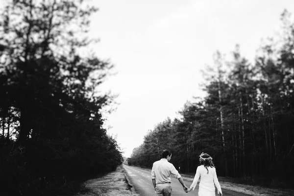 Любящая Пара Идет Дороге Посреди Леса Черно Белое Фото — стоковое фото