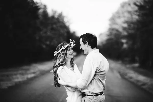 Foto Emocional Preto Branco Casal Alegre Feliz Que Passa Tempo — Fotografia de Stock