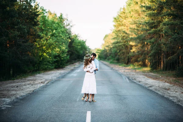 Aimer Couple Heureux Étreignant Sur Route Dans Forêt Coucher Soleil — Photo