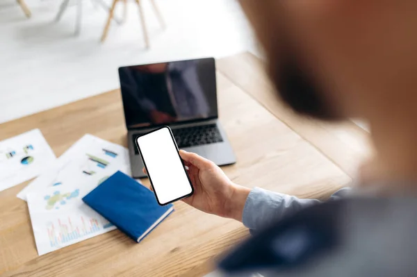 Chlap muž gadget telefon veselý úsměv prostor na notebooku prázdný displej bílý text — Stock fotografie