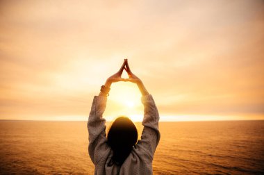 Yoga meditasyonu günbatımı kız sakin Asana Denizi