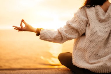 Yoga meditasyonu günbatımı kız sakin Asana Denizi