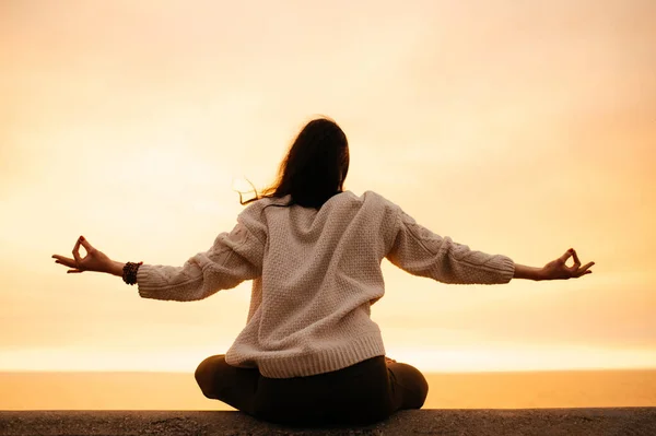 Yoga meditatie zonsondergang natuur meisje vrouw kalm asana zee — Stockfoto