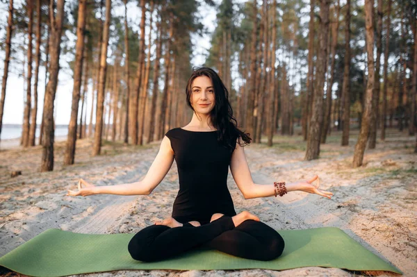 Yoga meditation sunset nature girl woman calm asana sea — Stock Photo, Image