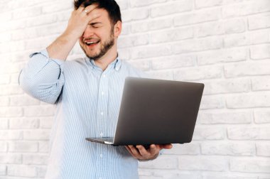 Kendine güvenen iş adamı, serbest çalışan yakışıklı portre dizüstü bilgisayar.