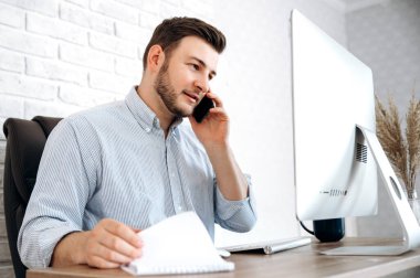 Kendine güvenen iş adamı meşgul serbest çalışan yakışıklı ofis çekici portresi