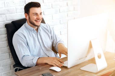 Kendine güvenen iş adamı meşgul serbest çalışan yakışıklı ofis çekici portresi