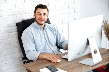 Kendine güvenen iş adamı meşgul serbest çalışan yakışıklı ofis çekici portresi