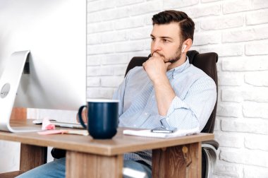 Kendine güvenen iş adamı meşgul serbest çalışan yakışıklı ofis çekici portresi