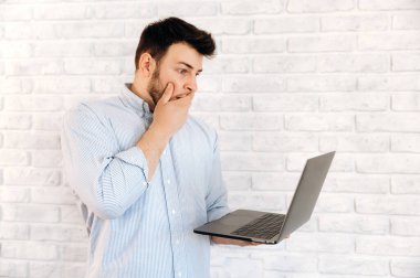 Kendine güvenen iş adamı, serbest çalışan yakışıklı portre dizüstü bilgisayar.