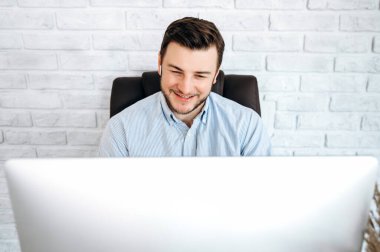 Kendine güvenen iş adamı meşgul serbest çalışan yakışıklı ofis çekici portresi