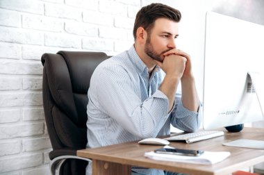 Kendine güvenen iş adamı meşgul serbest çalışan yakışıklı ofis çekici portresi