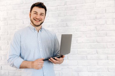 Kendine güvenen iş adamı, serbest çalışan yakışıklı portre dizüstü bilgisayar.