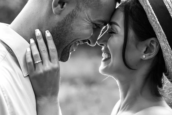 Casal amor felicidade feliz cônjuges homem mulher relação familiar — Fotografia de Stock