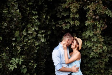 Çiftler mutlu eşleri severler. Kadın erkek aile ilişkileri.