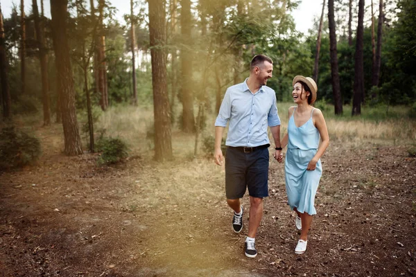 Pareja amor feliz felicidad cónyuges hombre mujer familia relación —  Fotos de Stock