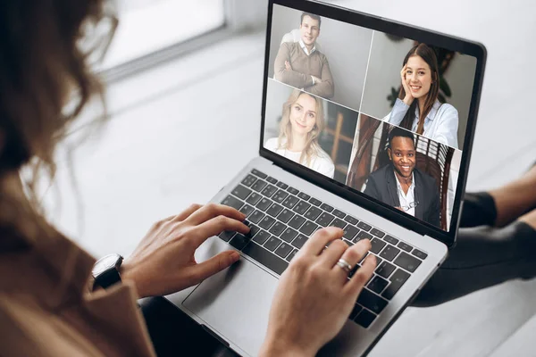 Vídeo conferência de negócios colega comminacation freelancer online distante trabalho laptop homem mulher — Fotografia de Stock