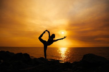 Yoga meditasyonu günbatımı kız sakin Asana deniz sporu ilham kaynağı