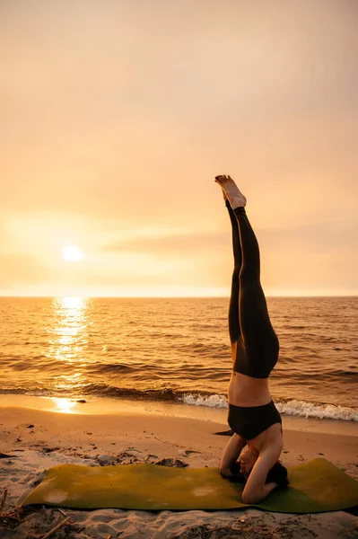 Yoga meditatie zonsondergang natuur meisje vrouw kalm asana zee fitness sport inspiratie — Stockfoto