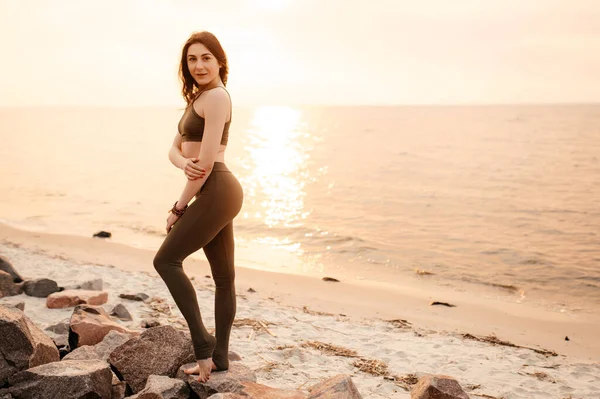 Joga zachód słońca natura dziewczyna kobieta spokój morze fitness sport fit atrakcyjne — Zdjęcie stockowe