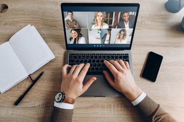 Vídeo conferência de negócios colega comminacation freelancer online trabalho distante laptop homem mulher aprendizagem — Fotografia de Stock