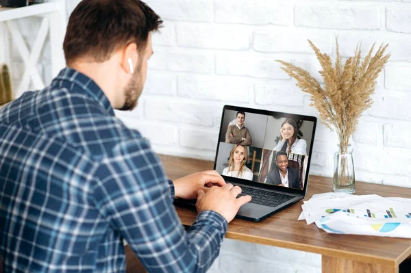 Video konferencia üzleti kolléga komminacáció online szabadúszó távoli munka laptop férfi nő — Stock Fotó