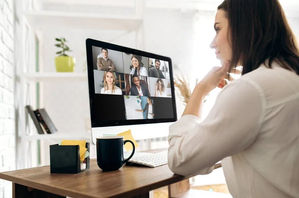 Vídeo conferência de negócios colega comminacation freelancer online distante trabalho computador homem mulher — Fotografia de Stock