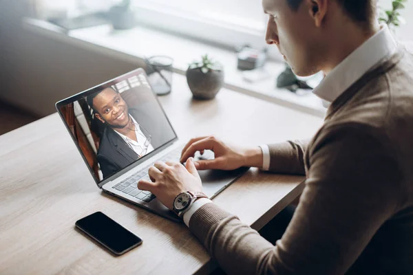 Videokonferenz Geschäftspartner comminacation online Freelancer Fernarbeit Laptop Mann Frau — Stockfoto