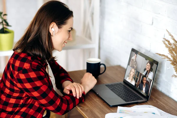 Vídeo conferência de negócios colega comminacation freelancer online distante trabalho laptop mulher — Fotografia de Stock