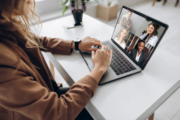 Wideokonferencja biznesowy kolega comminacation online freelancer odległe pracy laptop mężczyzna kobieta — Zdjęcie stockowe