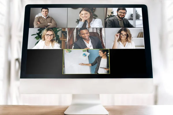 Zoom comunicação tela remotamente aplicativo reunião rede on-line grupo conferência aprendizagem ensino — Fotografia de Stock